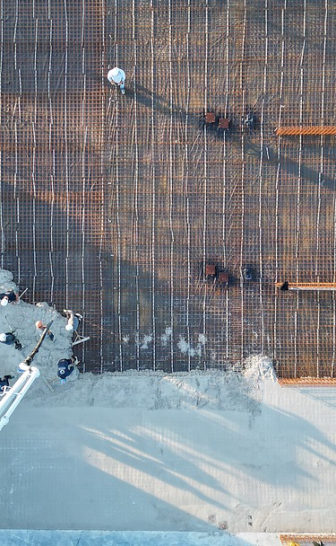 Innovatieve sleufsilo's ILVO Luchtfoto van de betonstort voor de innoavtieve sleufsilo's van ILVO.