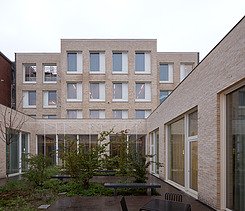 Foto van de patio van het nieuwe Regiokantoor Politie Merksem
