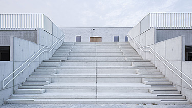 Photo d'escaliers dans la cour de récréation de l'école primaire municipale rénovée GBS Evergem.