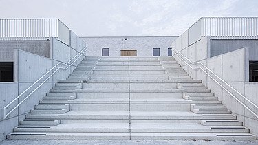 Photo d'escaliers dans la cour de récréation de l'école primaire municipale rénovée GBS Evergem.