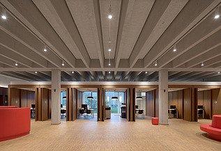Foto van de centrale inkomhal in het nieuwe Regiokantoor Politie Merksem