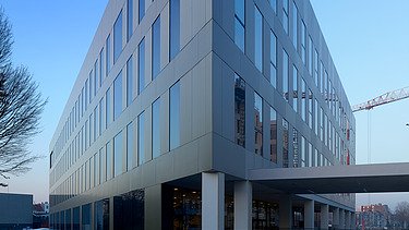 Foto van de scherpe hoek van het schoolgebouw Syntra in Antwerpen-Berchem.
