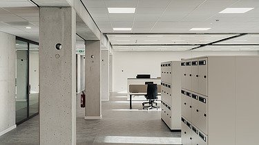Image of an office space in the Voer and Dijle Police Station in Tervuren-Vossem.