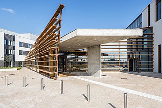 Photo de détail de la nouvelle entrée du ZMK, Hospital Maas en Kempen, à Maaseik. 