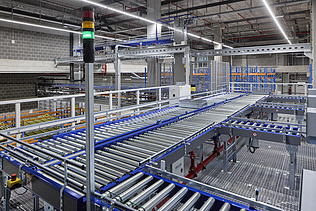 Foto van het depot in het nieuwe logistieke platform en apotheekgebouw van UZ Leuven (Campus Gasthuisberg) in Leuven.