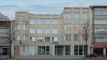Foto van de voorgevel van het nieuwe Regiokantoor Politie Merksem