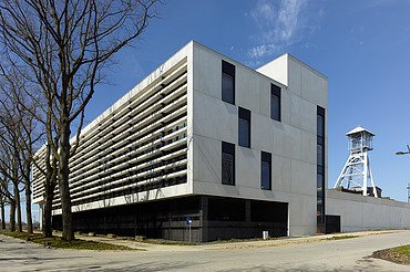 Photo d'IncubaThor dans le Thor Park Genk, un immeuble de bureaux moderne.