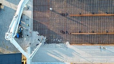 Luchtfoto van de betonstort voor de innoavtieve sleufsilo's van ILVO.