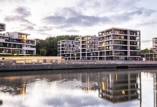 Avondfoto van Residentie Vaartdijk in Brugge.