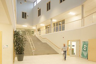 Foto van de centrale hal in het nieuwe gebouw van GO! STrEaM Campus Groot Schijn in Deurne.