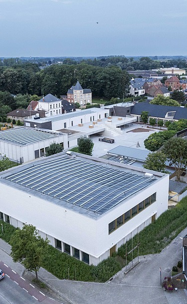 Photo prise par un drone de l'école primaire municipale d'Evergem rénovée.
