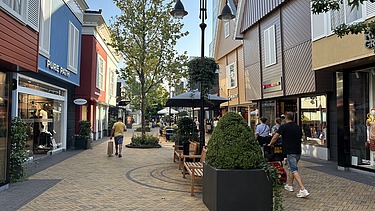 Foto van het Factory Outlet Center Rosada in Roosendaal: een modern winkelcomplex.