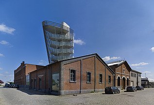 Foto van het Red Star Line Museum met de opvallende uitkijktoren die lijkt op de schouw van een cruiseschip.