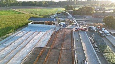Luchtfoto van de betonstort voor de innoavtieve sleufsilo's van ILVO.