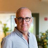 Profielfoto van Glenn De Letter, Administratief en Financieel Directeur N.V. STRABAG Belgium S.A. Regio Zuid/West. De foto werd genomen in een kantooromgeving.