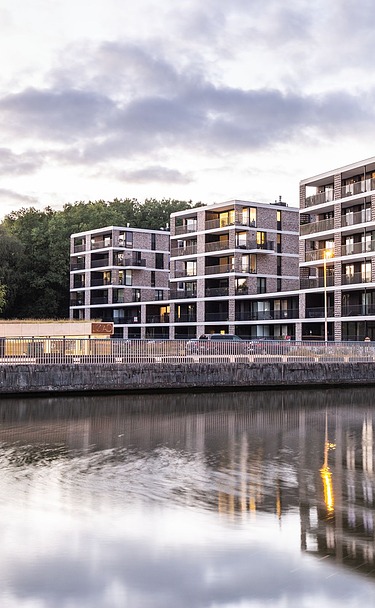 Avondfoto van Residentie Vaartdijk in Brugge.