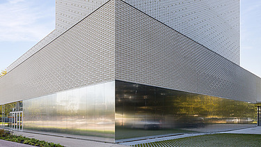 Foto van de achtergevel met alumnium geveldetails van het Leietheater in Deinze.