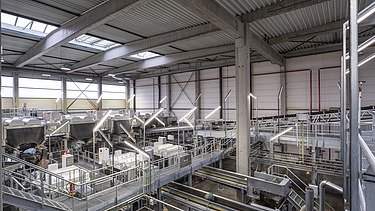 Foto van de binnenzijde van Biosort in Beringen, een sorteerinstallatie voor afvalverwerking.