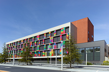 Photo de la façade colorée de Blok-K au ZOL de Genk