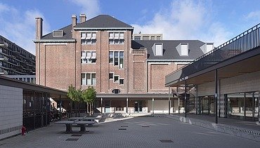 Photo de la cour de récréation du bâtiment Van Averbeke au Campus Cadix à Anvers.