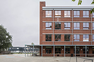 Photo of the renovated building of the GO! STrEaM Campus Groot Schijn in Deurne.
