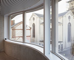 Foto van een gebogen raam in het Stadsarchief in Sint-Niklaas.