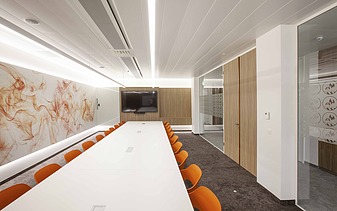 Foto van een vergaderruimte in de brandweerkazerne op Campus H. aan het Albertkanaal in Hasselt.