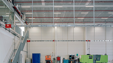 Foto van een productievloer in Mo-Thor in Thor Park Genk, een multifunctioneel gebouw bestaande uit productievloer, labo- en testruimtes en kantoorruimtes.