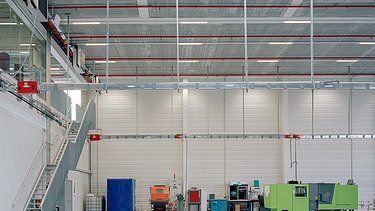 Photo of a production floor at Mo-Thor in Thor Park Genk, a multi-purpose building consisting of production floor, lab and test areas and office spaces.