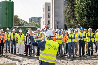 Photo du public lors du premier coup de bêche des nouveaux projets à l'UZ Gent.
