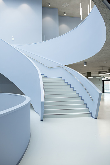 Foto van de sculpturale trap in Gebouw T HoGent in Gent.