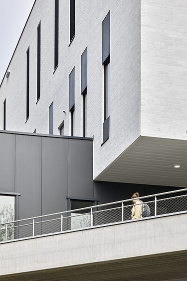 Détail de la façade de la nouvelle plate-forme logistique et du bâtiment de la pharmacie à l'UZ Leuven (Campus Gasthuisberg) à Louvain.