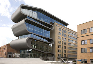 Foto van de moderne uitbreiding van het kantoorgebouw voor Umicore in Hoboken. De opvallende sculpturale architectuur springt in het oog.