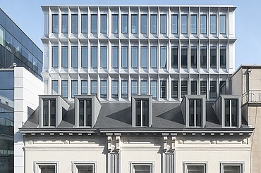 Foto van de gerestaureerde façade met daarachter het nieuwe kantoorgebouw van Landesvertretung Baden-Württemberg in Brussel.