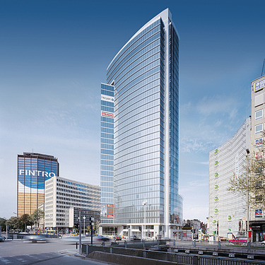 Foto van de gerenoveerde Madou-toren in Brussel.