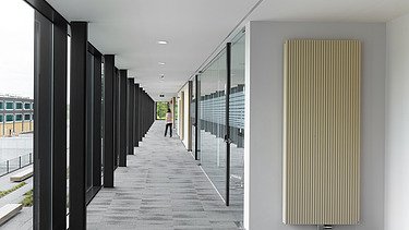 Photo d'un couloir dans IncubaThor au Thor Park Genk, un immeuble de bureaux moderne.