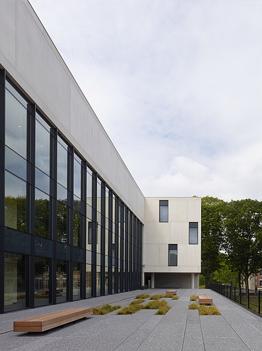 Foto van het verhoogde terras van IncubaThor in Thor Park Genk, een modern kantoorgebouw.