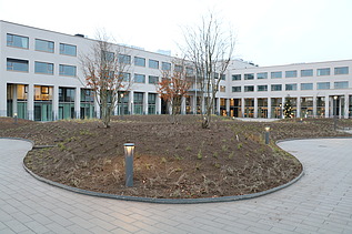  Foto van de voorgevel en het centrale plein voor het nieuwe WZC De Reiger in Temse.