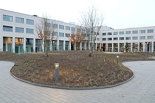  Photo de la façade et de la place centrale devant le nouveau WZC De Reiger à Temse.