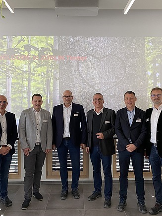 Foto van het team van ZÜBLIN Timber en Tom Bosman tijdens het bezoek van de Vlaamse delegatie aan ZÜBLIN Timber.