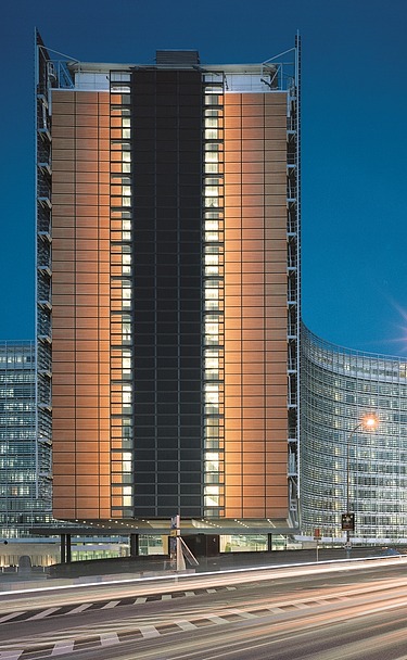 Nachtbeeld met motion-blur effect van het Berlaymontgebouw in Brussel.