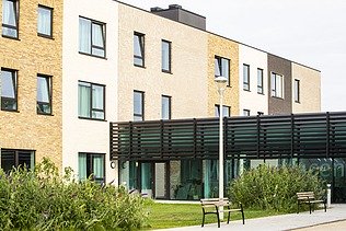 Foto van de gevel van het nieuwe woonzorgcentrum Jacky Maes in Bredene.