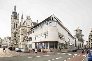 Foto van het Stadsarchief in Sint-Niklaas, met links ervan het historische stadhuis.