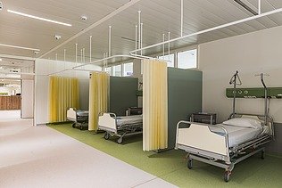 Foto van een recovery ruimte in het nieuw medisch centrum AZ Vesalius in Bilzen.