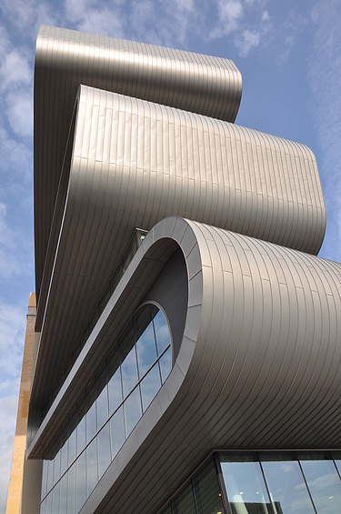 Photo of the modern extension of the Umicore office building in Hoboken. Its striking, sculptural architecture immediately catches the eye.