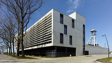 Photo d'IncubaThor dans le Thor Park Genk, un immeuble de bureaux moderne.