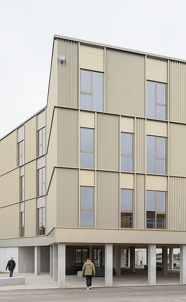 New school building VTS Sint-Niklaas Photo of the gold facade of the new school building for VTS Sint-Niklaas.