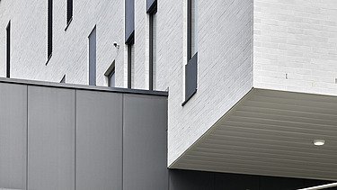 Detail van de gevel van het nieuwe logistieke platform en apotheekgebouw van UZ Leuven (Campus Gasthuisberg) in Leuven.