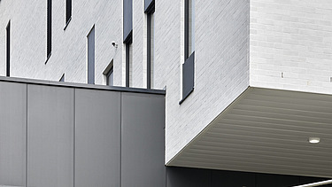 Detail of the facade of the Logistics Platform and Pharmacy Building UZ Leuven Detail of the facade of the new logistics platform and pharmacy building of UZ Leuven (Campus Gasthuisberg) in Leuven.