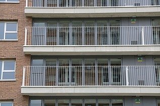 Photo de la façade d'une des tours Venezuela, tours de logements sociaux à Anvers-Luchtbal.